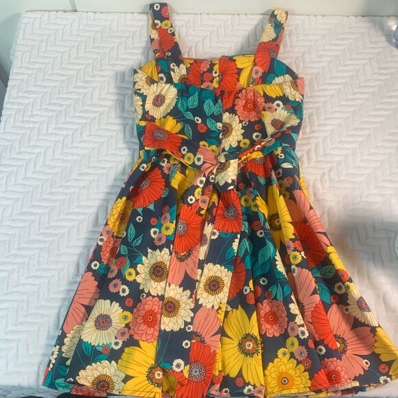 VARGA Cheerful Flower Sleeveless Retro Dress - Picture 4 of 10